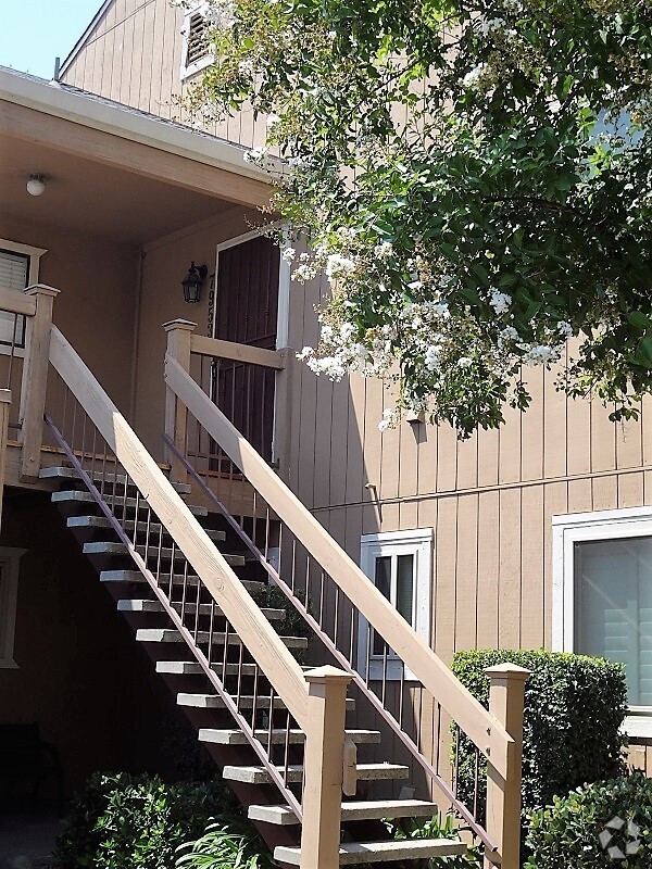 Building Photo - AVAILABLE NOW! Beautiful 2 Bedroom 2 Bath ... Rental