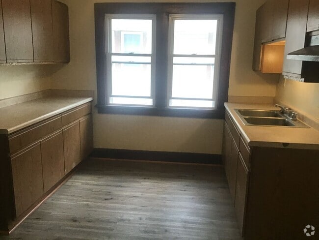Building Photo - 3734-3736 W Roberts St Unit upper Rental