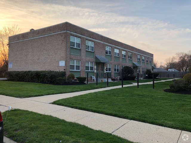 Building Photo - Moorestown Court Apartments