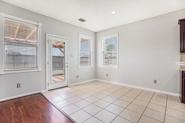 Photo - 405 Abbey Ln