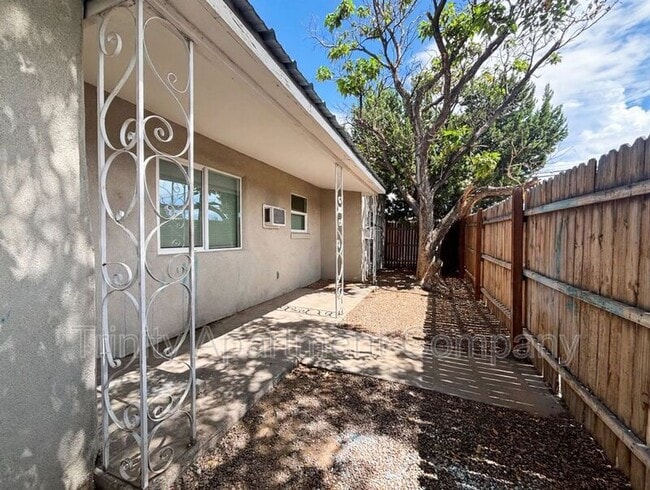 Building Photo - 644 Louisiana Blvd SE Unit NM 87108 -  4