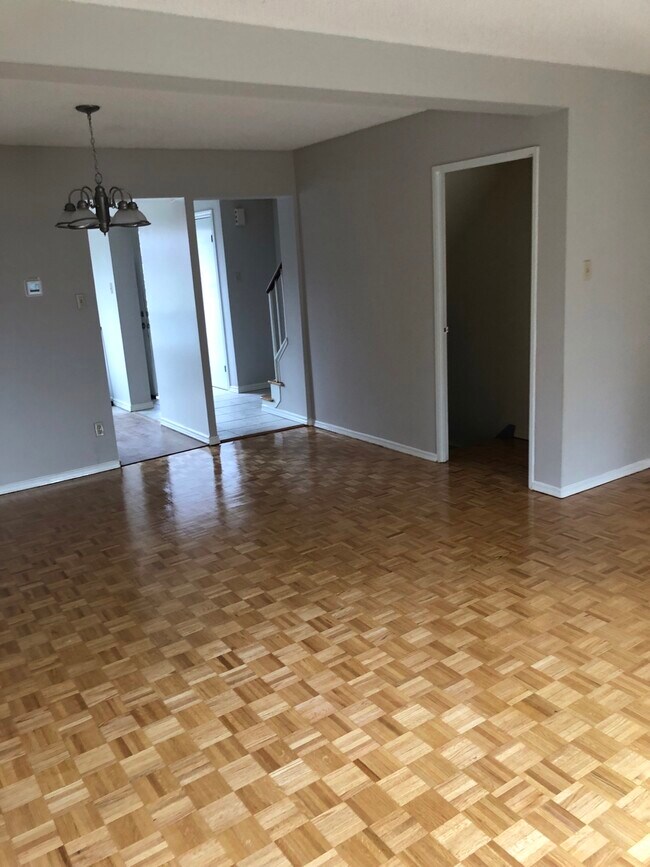 Photo - 3400 The Credit Woodlands Townhomes