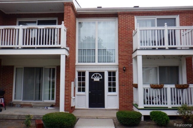 Building Photo - 2445 Torquay Ave Unit 211