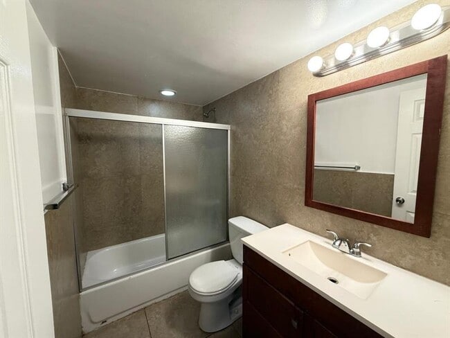 Building Photo - 607 NE 29th Dr Unit 27