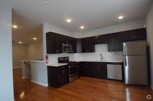 Building Photo - Huge 2BR/1.5BA Apt | In-Unit Laundry + Mod... Unit 1R