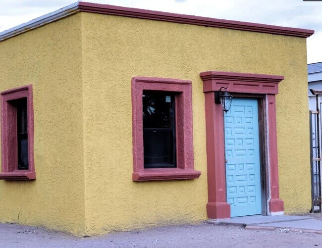 Cute 1940s Adobe 1 BR near Bike Path, Barr... House House Rental in