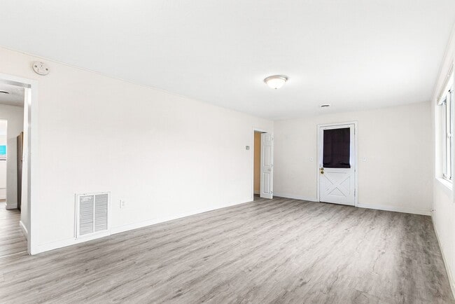 Photo - Charming Private 1-Bedroom Carriage House with Modern Amenities in Englewood