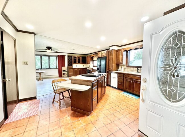 Photo - 682 Bloom St