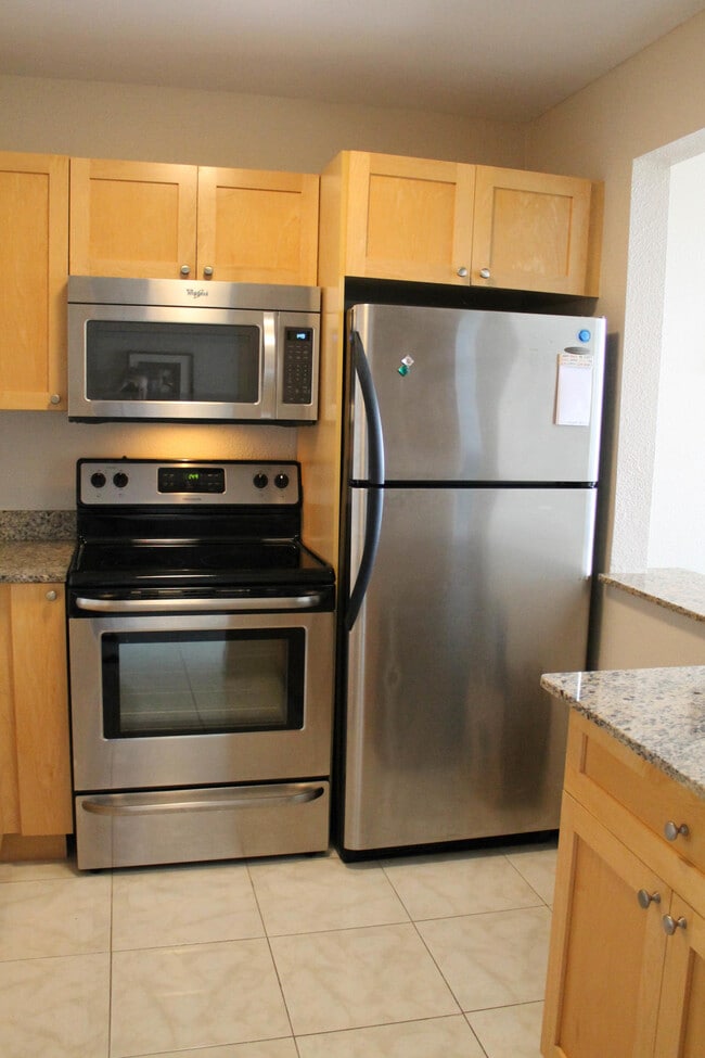 Photo - 1830 Embassy Dr Unidad 411