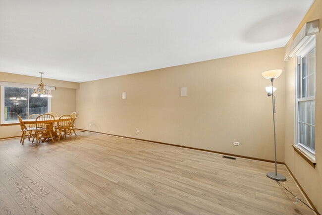 Photo - 145 Knightsbridge Dr