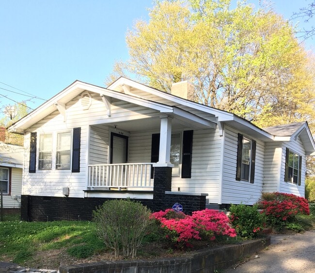 Building Photo - SPACIOUS 2 Bed House w/ detached garage storage area! DEPOSIT-FREE Renting option thru OBLIGO! De...