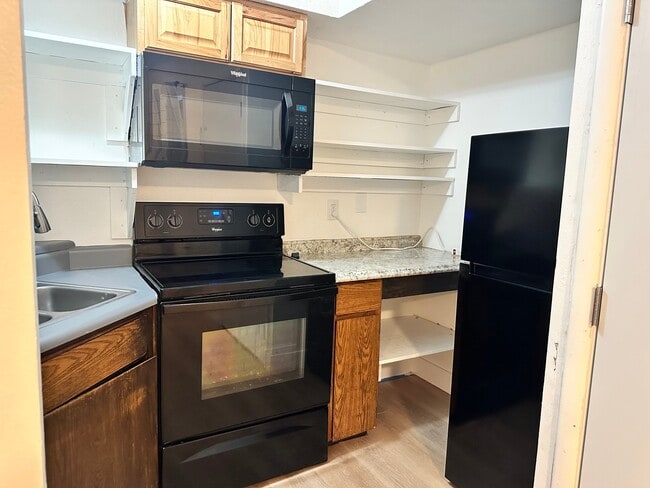 Building Photo - 1078 E White Mountain Blvd