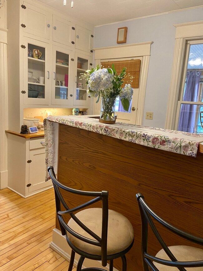 Kitchen, bar at counter - 2303 Atwood Ave Unit 202