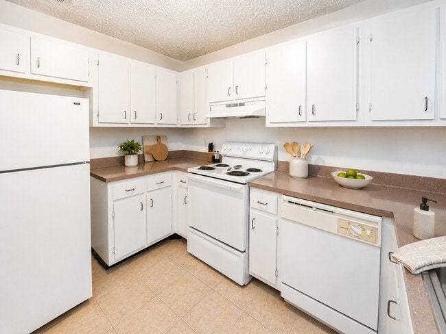 Building Photo - Reserve at Lake Pointe Apartments and Townhomes