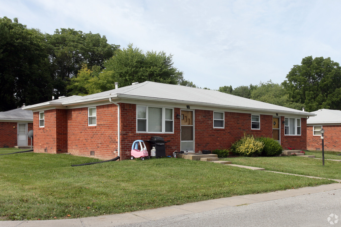 Suburban Court Apartments - Suburban Court Apartments