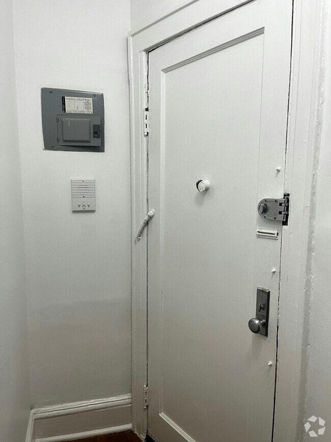 Building Photo - 43-36 42nd St Unit 1F Rental