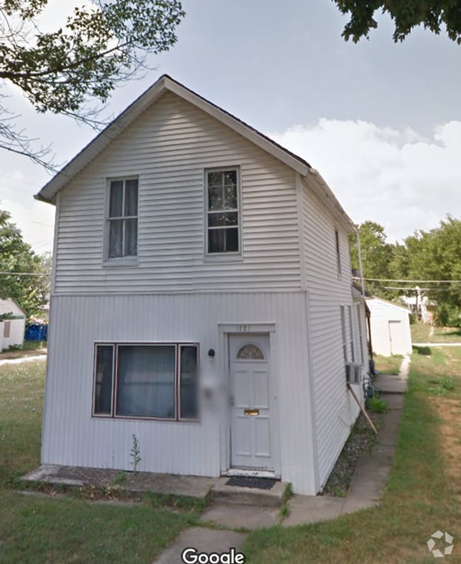 Building Photo - 3 BR 1 1/2 Bath 2 Story Available Now! Rental