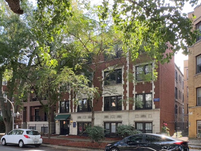 Building Photo - 842 W Wolfram St Rental