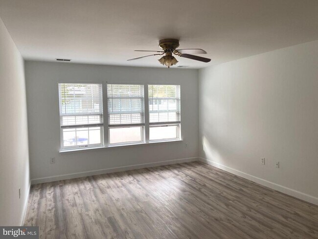 Building Photo - 10 Starboard Ct Rental