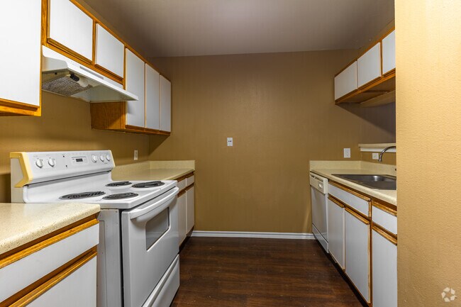 2BR, 1.5BA - 1,005SF - Kitchen