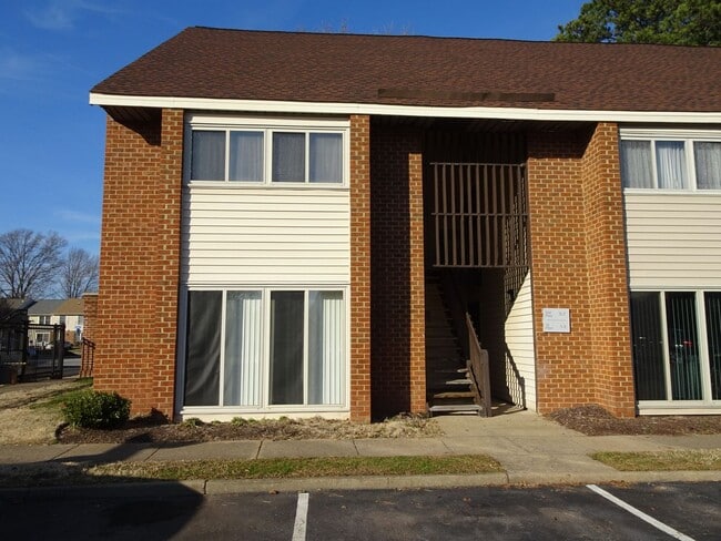 Building Photo - 2 Bed 1 Bath Apartment