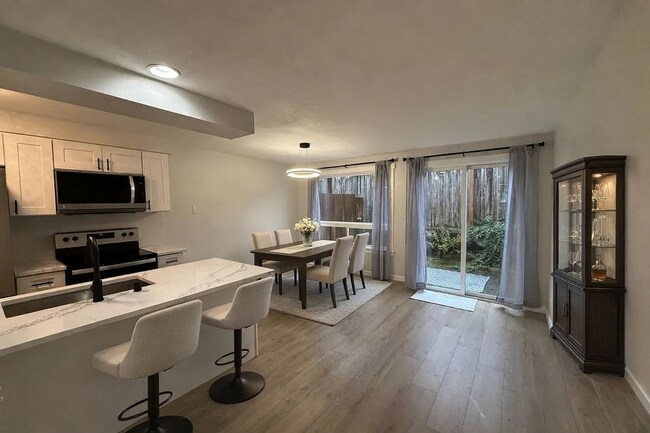 Photo - Beautifully Renovated 2 Bed/1.5 bath Condo Edmonds, WA. $2495/mo. Unidad B4