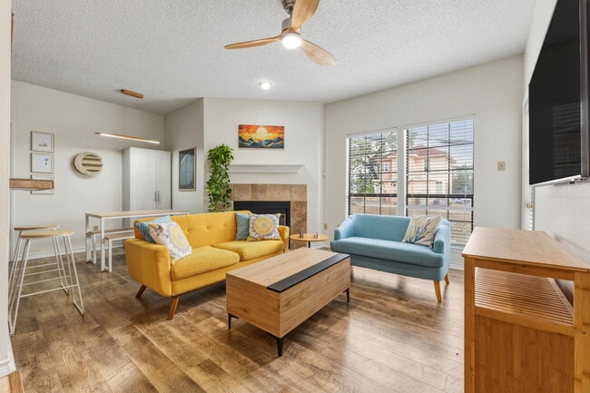 Living room - 3001 Cedar St Unit 112