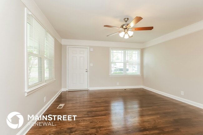 Photo - 209 W Bledsoe St