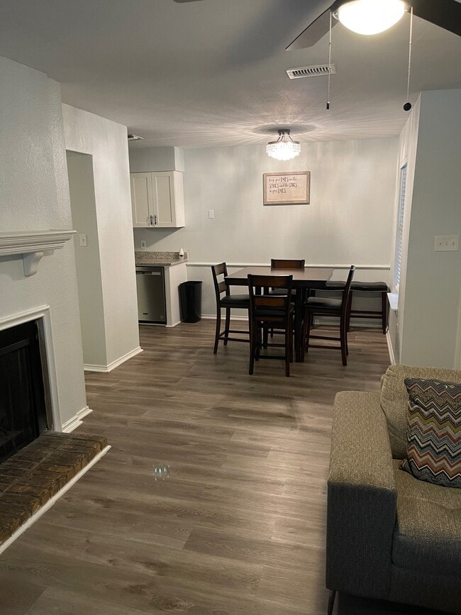 Building Photo - 1103 Airline Dr.