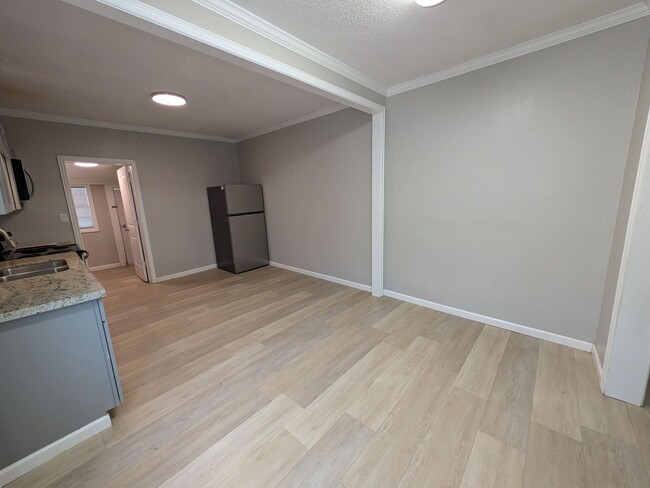 Photo - 2423 Ave C