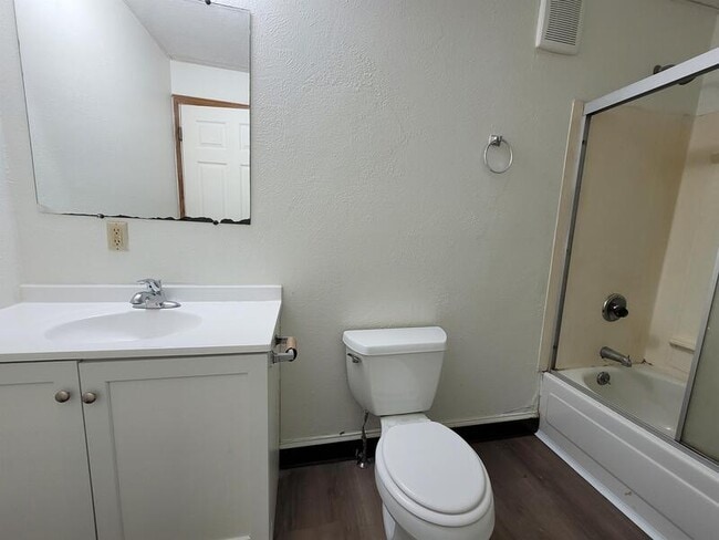 Photo - 1136 Harvey St