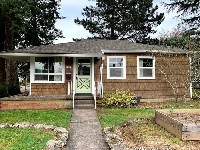 Building Photo - Montavilla 2bd remodeled bungalow. Large k...
