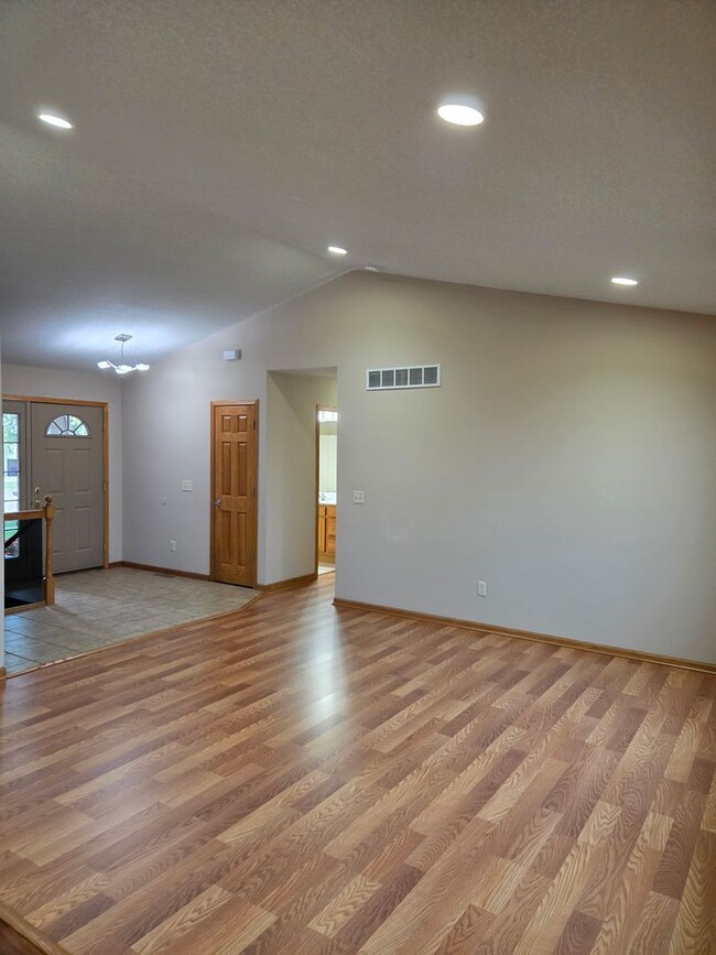 Photo - 4466-4435 35 St NW