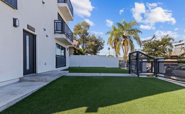 Photo - 1110 E 40th Pl