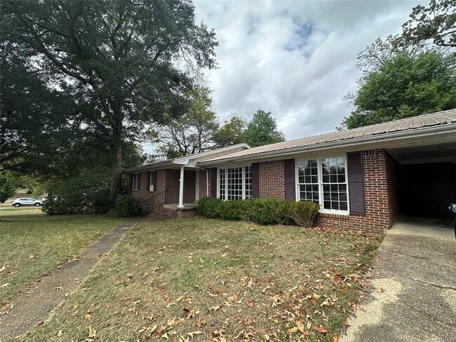 Building Photo - 811 Shadow Ln