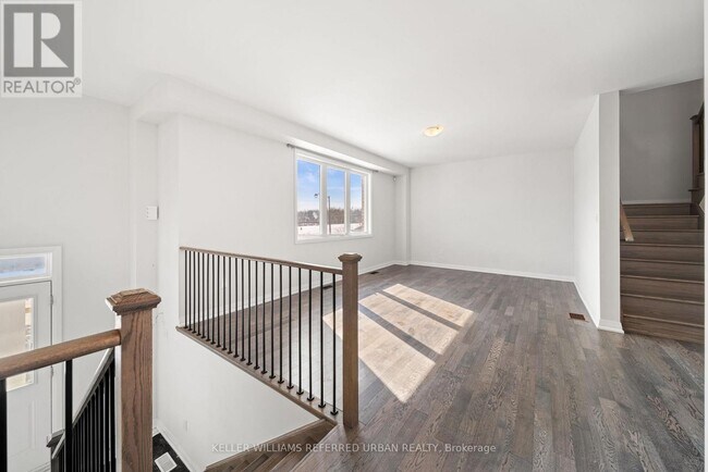 Photo - 1466 Stovell Cres