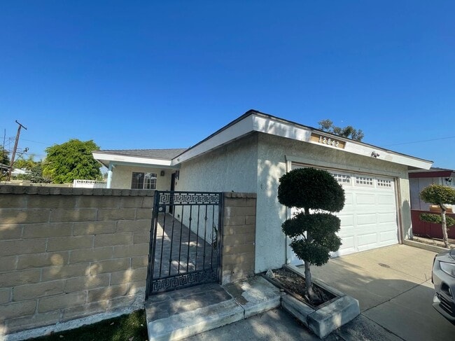 Building Photo - 12842 Court St Rental