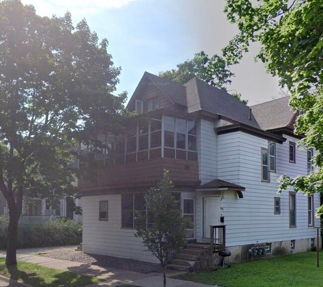 Building Photo - 910 King St Unit Large Downtown La Crosse Apartment
