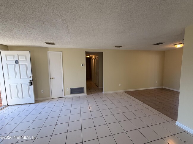 Photo - 7045 Prellie St