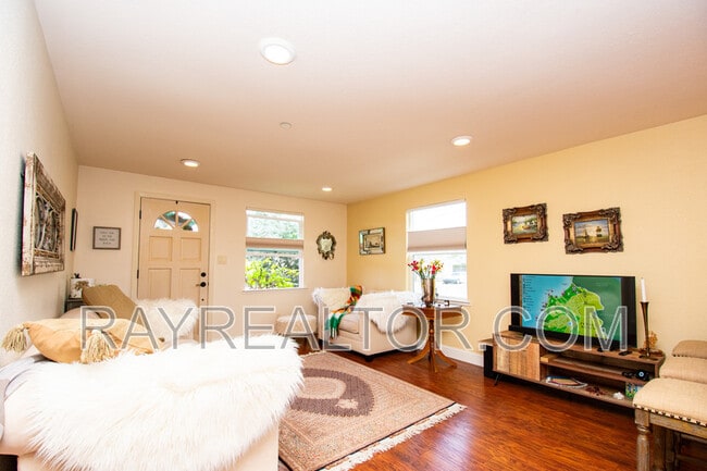 Photo - 40 Encina Ave