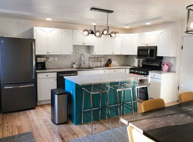 Photo - 3 bed 1 bath - beautiful Southside flats home, central air, in unit laundry, udpated