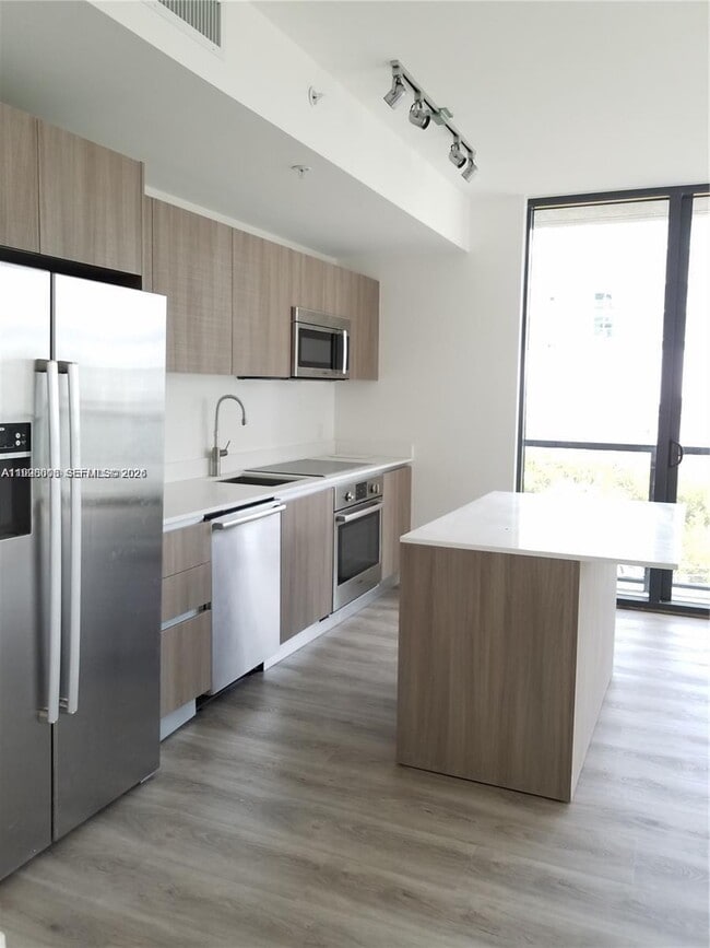 Building Photo - 201 SW 17th Rd Unit 606