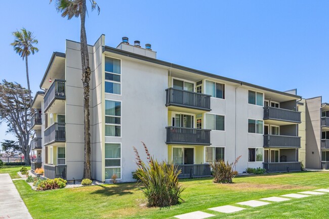 Photo - 4200 S Harbor Blvd Apartments