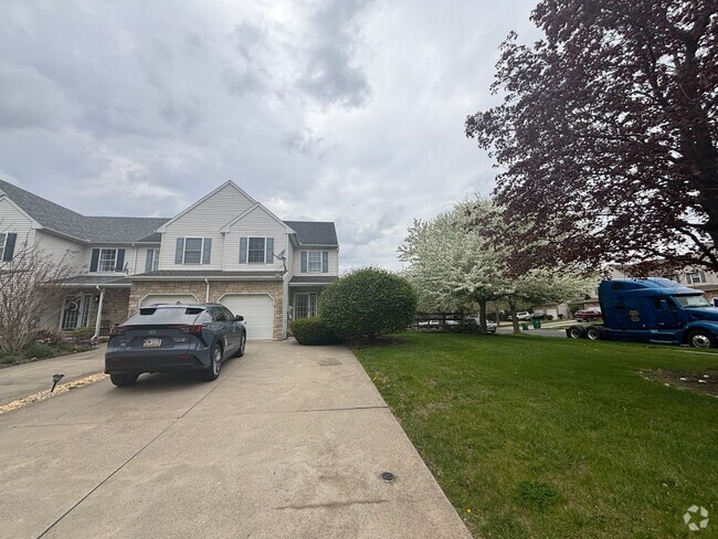 Building Photo - Welcome Home- 3 bedroom 2.5 bath updated a...