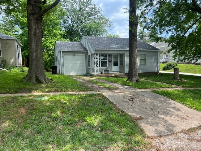 Photo - 713 N College St House