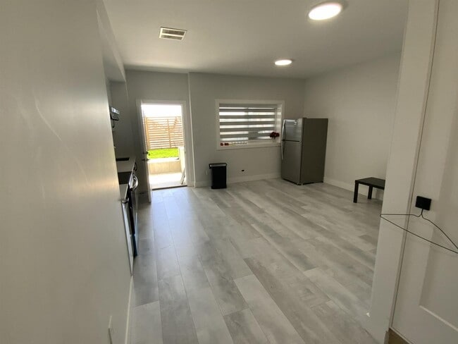 Photo - Suite-167xx 16A STREET