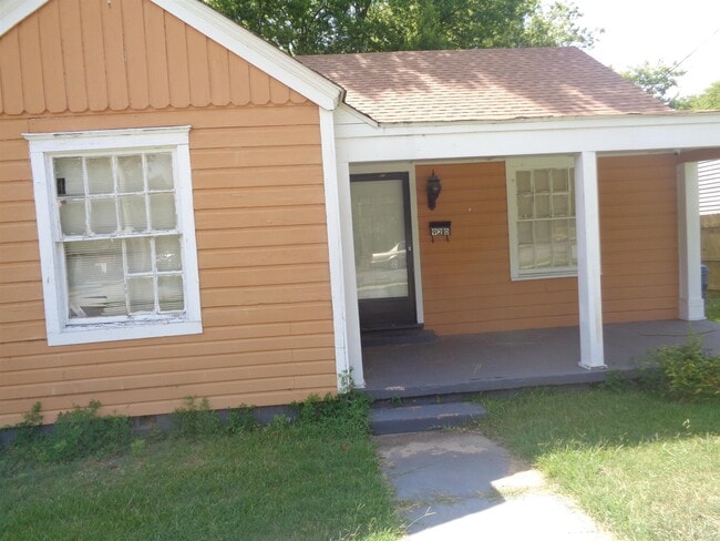 Photo - 920 S Elm St