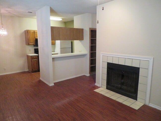 Building Photo - IMMEDIATE MOVE IN - 2 bed 2 bath Unit 201