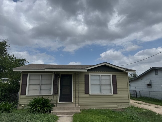 Building Photo - Cute 2/1 Home Available for Immediate Move In!