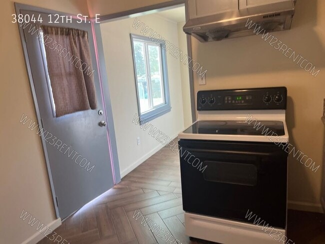 Photo - 38044 12th St E